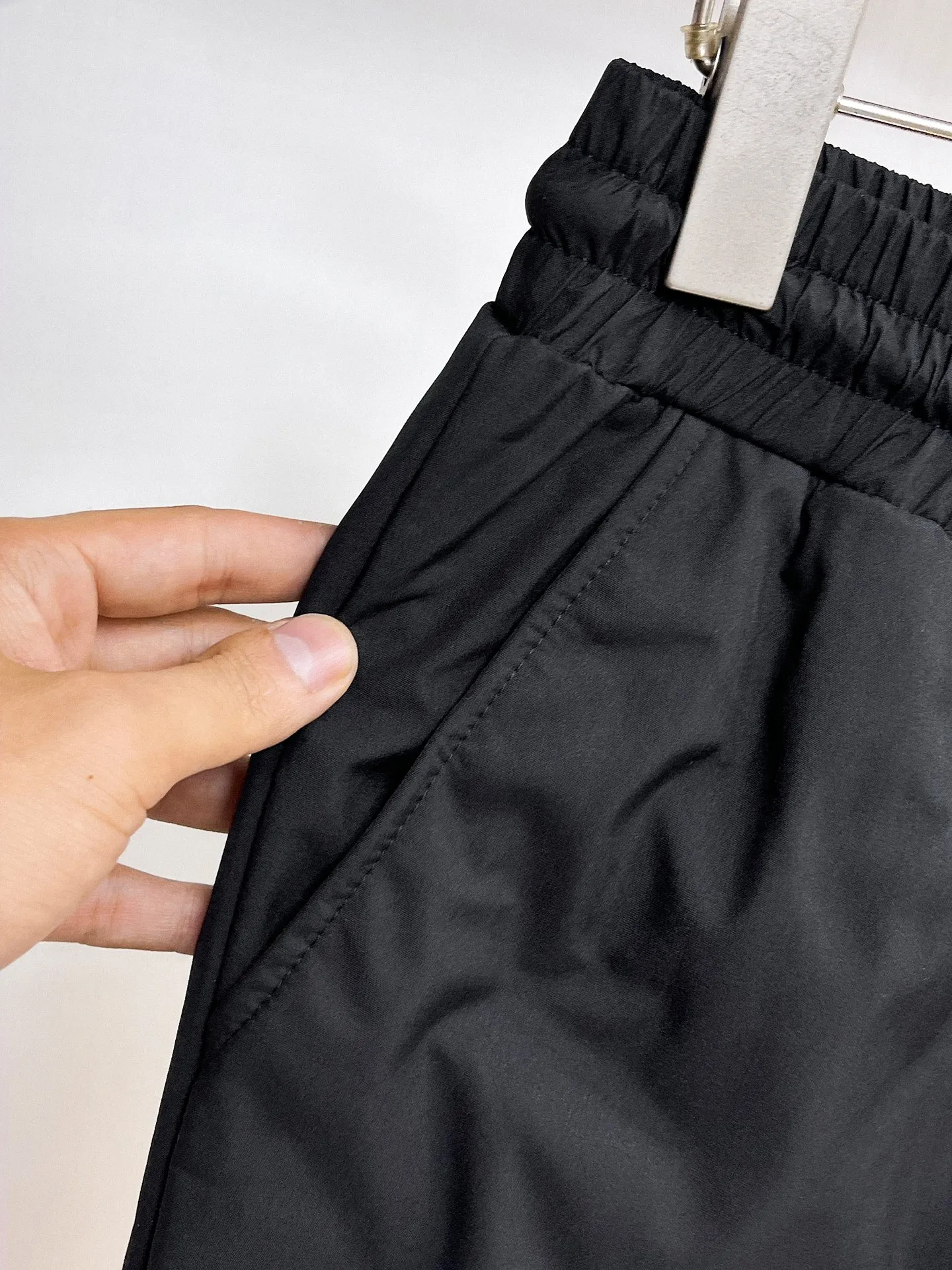P490 Big Goose🇨🇦 🔥50ss thickened warm down pants, a new autumn and winter product, are here. 🌹Winter essential outdoor windproof, lockable and warm. Made of professional-grade outdoor windproof, waterproof and breathable fabric. Lining is filled with %90 white duck down. Lightweight design. Lightweight and warm. Seamless gluing process on the inside. Made of light and gall-free anti-drilling fabric to effectively prevent velvet running. Original hardware accessories Classic logo matching, simple and versatile, the upper body is stylish and not bloated, the same style for men and women! Size: M-3XL.